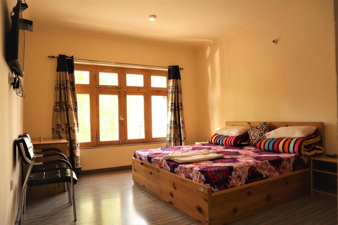 The Puma House Hotel Лех Екстериор снимка