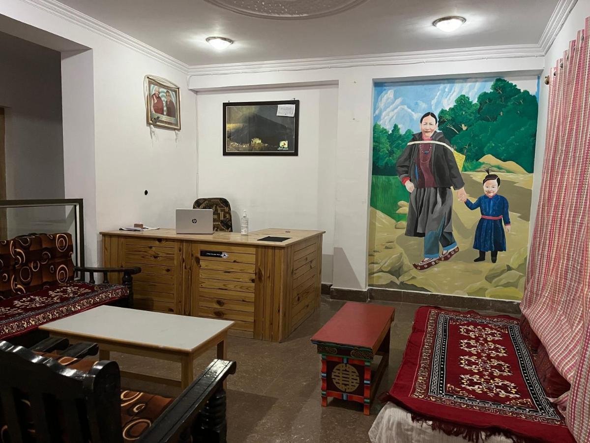 The Puma House Hotel Лех Екстериор снимка